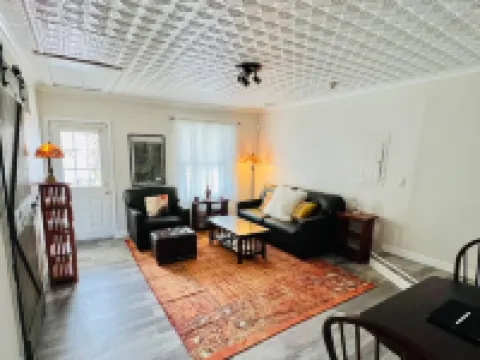 Cozy loft apartment in Stockade district walk to restaurants & bars AC & WiFi キングストンのホテル