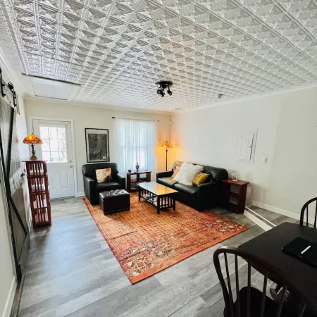Cozy loft apartment in Stockade district walk to restaurants & bars AC & WiFi