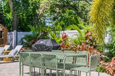 Sleeps 18 - Heated Pool-Pickleball-Hot Tub-Gym-Sauna Largo Bazaar附近的飯店