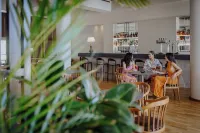 Golden Coast Beach Hotel - bar