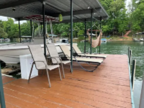 The Hartwell Hideaway: Cozy Lakefront Bungalow