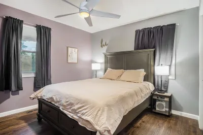 4 Private Bedrooms, 3 Full Baths, Beautiful Chef's Kitchen, Yard, EV Charger のホテル