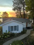 Renovated 2-bedroom lake home on private lake minutes from countless amenities - Chalets
