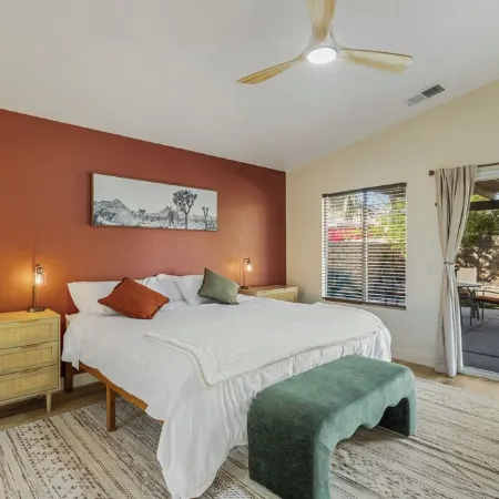 Desert Dreams - Charming 2-bedroom house with a salt water pool
