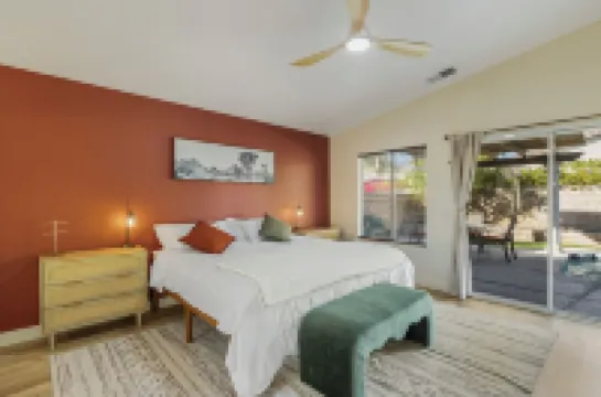 Desert Dreams - Charming 2-bedroom house with a salt water pool