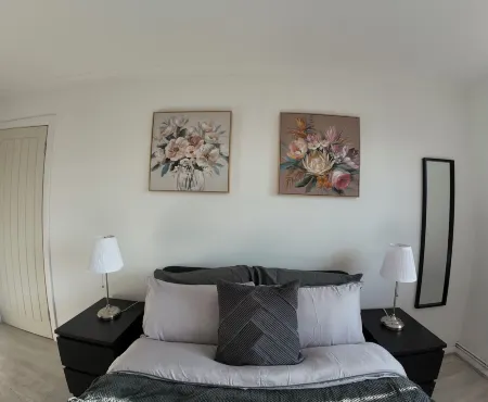 Family friendly luxury Wimbledon 2 bedroom apartment, off the broadway!