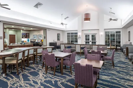 Homewood Suites by Hilton Fresno Airport/Clovis Отели рядом с достопримечательностью «Sierra Vista Kiosk - Fresno County Public Library»