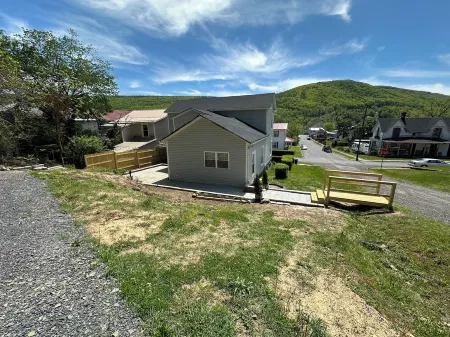 Newly renovated 3 bed 2 bath house in Clifton Forge, Va Отели рядом с достопримечательностью «Humpback Bridge»