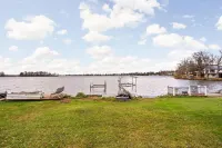 Lakefront Luxury on Lake Manitou - Modern Comforts & Stunning Views Hotels in Rochester