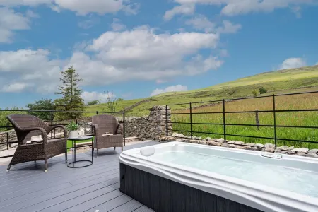 The Dog House -with hot tub and stunning far reaching views