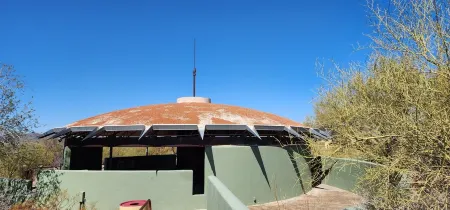 Charming Tiny Home in beautiful downtown Cave Creek Отели в г. Кейв Крик