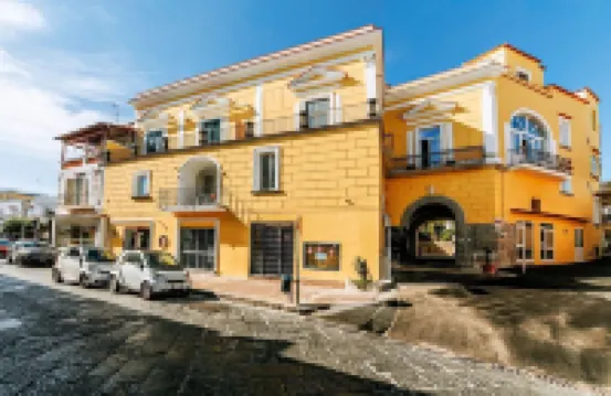 Apartment in historic building in the center and on the sea 拉科阿梅諾酒店