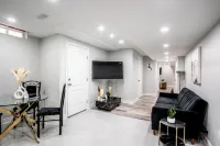 SAINT SUITES EXECUTIVE STAY 2B + 1B Отели рядом с достопримечательностью «Professor's Lake Recreation Centre»