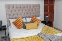 Elegant Poolside Retreat: 2-Bed Luxury Guesthouse