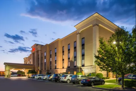 Hampton Inn & Suites Richmond Отели рядом с достопримечательностью «Two Sisters Books & More»