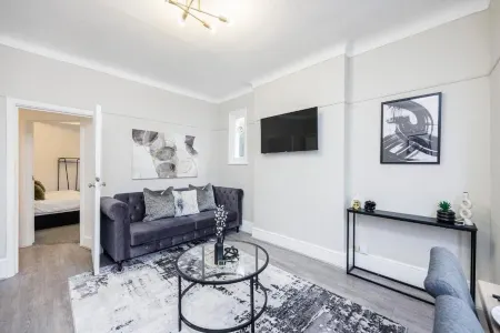 Charming & Well-Lit 2Br City Centre Near High St by Luxiety Stays