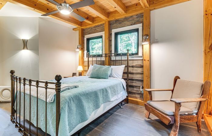 Hot Tub & Mtn Views: Modern Old Fort Hideaway!