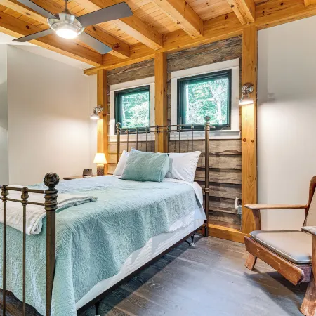 Hot Tub & Mtn Views: Modern Old Fort Hideaway!