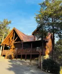 New listing! Pool, Private Hot Tub & 3 King Suites