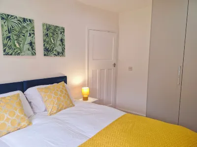 Lovely 2 bed Heathrow/Twickenham + parking Hotels near Bedfont Lakes Country Park