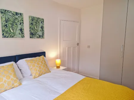 Lovely 2 bed Heathrow/Twickenham + parking Отели в г. Фелтем