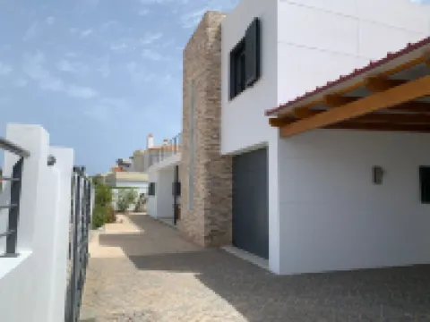 Casa com 3 Quartos e Piscina a 5 Minutos da Praia da Mareta