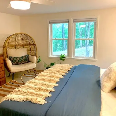 "Retro Retreat" Lakefront House