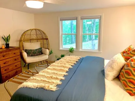 "Retro Retreat" Lakefront House