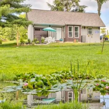 Heart of the Hocking Hills centrally located to hiking trails, lake and shopping