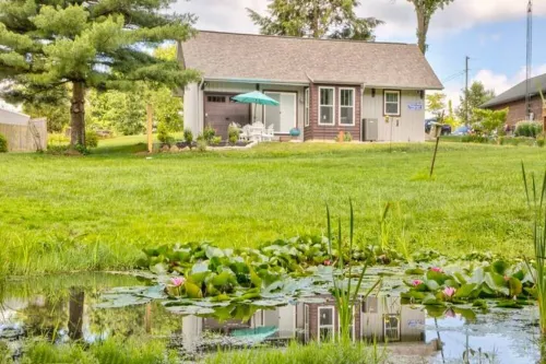 Heart of the Hocking Hills centrally located to hiking trails, lake and shopping