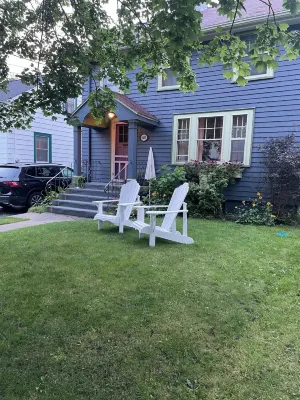 Studio apartment in historic home in walkable west Halifax فنادق في 