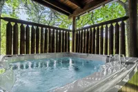 Romantic Retreat!!! Newly refreshed cabin with hot tub~New listing rates!