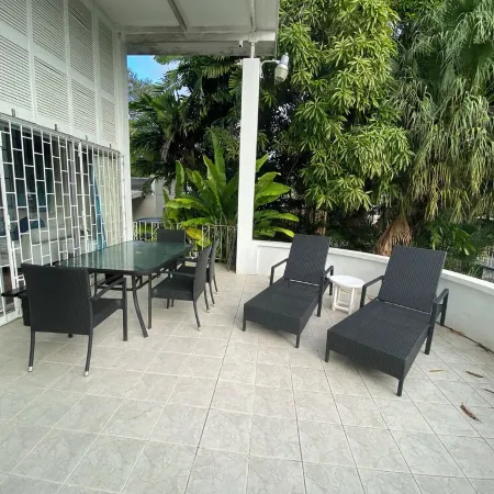 Spacious 6-bedroom house in lovely Christ Church with WiFi, AC