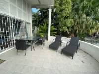 Spacious 6-bedroom house in lovely Christ Church with WiFi, AC - โฮมสเตย์