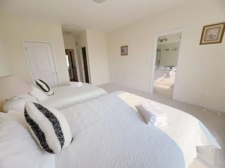 Modern Family Friendly Convenient in Richmond Hill