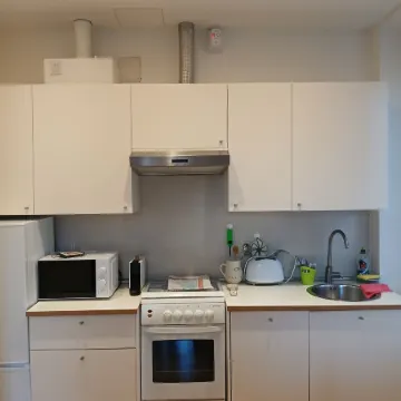 Great location, quiet, cozy and accessorized, with fast wi-fi.