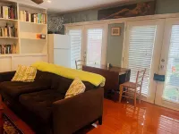 Charming secluded and gated 1-bedroom guesthouse in lovely Studio City