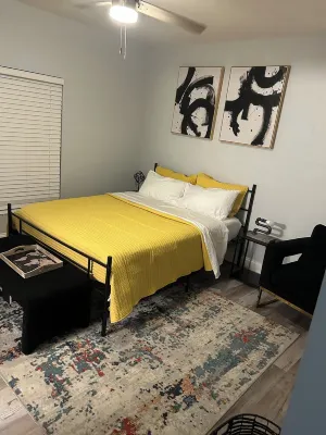 -Modern attached en-suite     -shared pool                             -Orlando 파인 힐스 호텔