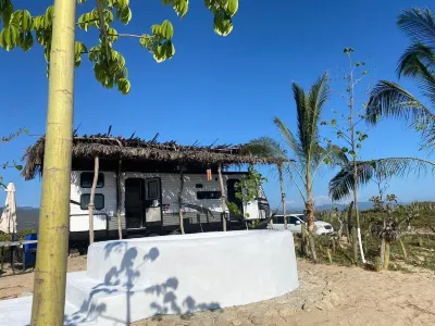 RV on the beach with pool and Starlink Laguna de Manialtepec周辺のホテル