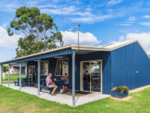 บิ๊ก4 ทัสซี เกตอะเวย์ พาร์ค อัลเวอร์สโตน โรงแรมในUlverstone