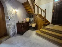 Spacioius holiday home with AC in centre town of medieval Puycelsi Hotel di Puycelci