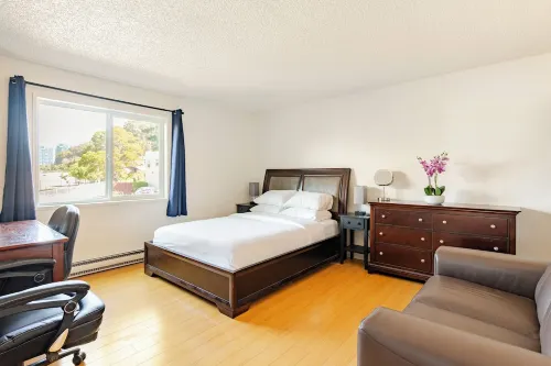 Modern 3-Bedroom 2 Bathroom 6 Beds Suite with AC, Perfect for Family and Work Hotels in Albany