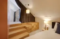 Goldengel Suite 3 60sqm suite with roof terrace, air conditioning, WiFi Hotels in Caldaro