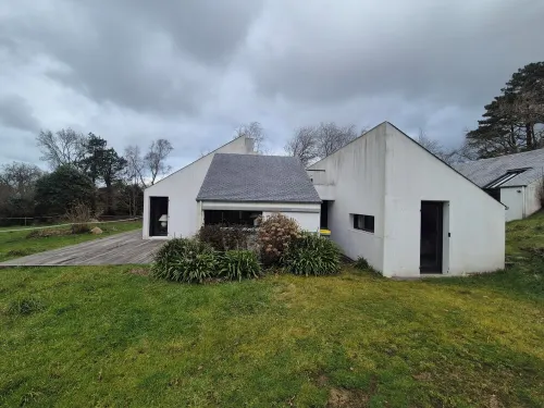 Villa + Studio with tennis on 1ha 3min from the beaches of the Pink Granite Coast Hotels in Tregastel