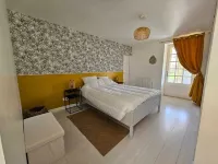 Cottage for 4 to 6 persons + private jacuzzi Hôtels à : Péault