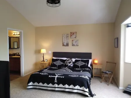 2 story, private, quiet upscale neighborhood MINUTES FROM 4 MAJOR SKI RESORTS Отели в г. Уэст-Джордан