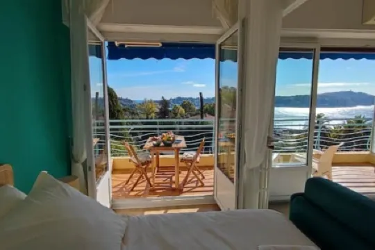 Large studio with sea view.