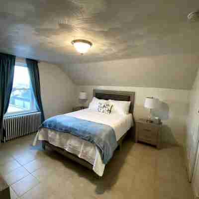Open concept, 2-level apartment with scenic view Rooms