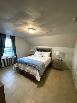 Open concept, 2-level apartment with scenic view