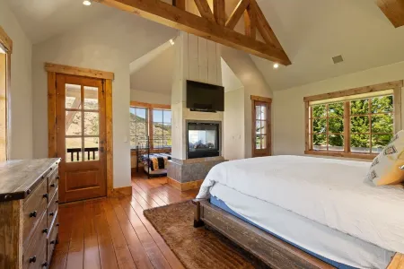 Relaxing 9,900 sqft 8B Rustic Estate on 40 acre Private Ranch with 2 Hot Tubs